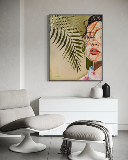 אישה על רקע ירוק